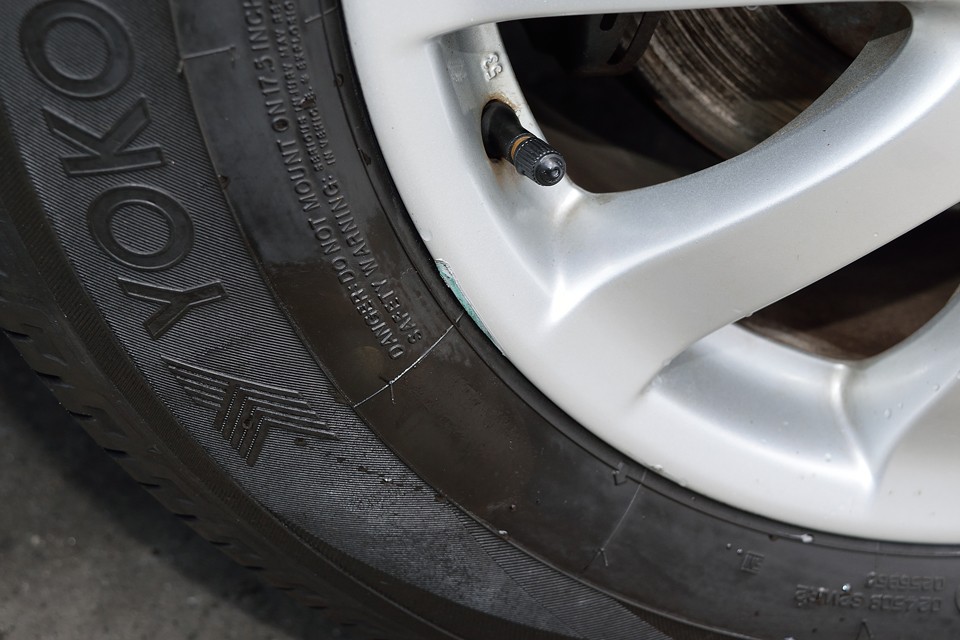 その1ヵ所のキズがコレです。タッチアップで、ほとんど気にならないくらいになりそうですね。