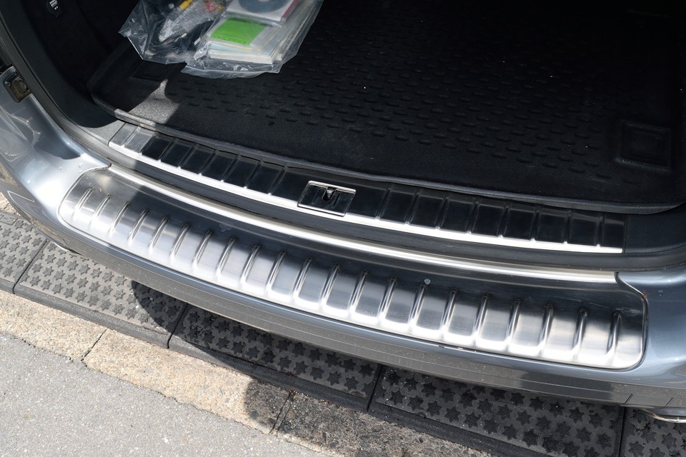 それと、ご覧の通り、トランク後端の金属製ガードが、目立つキズも無く、かなりキレイな状態です・・・という事は、トランクはほとんど使用されていなかったのでしょう。