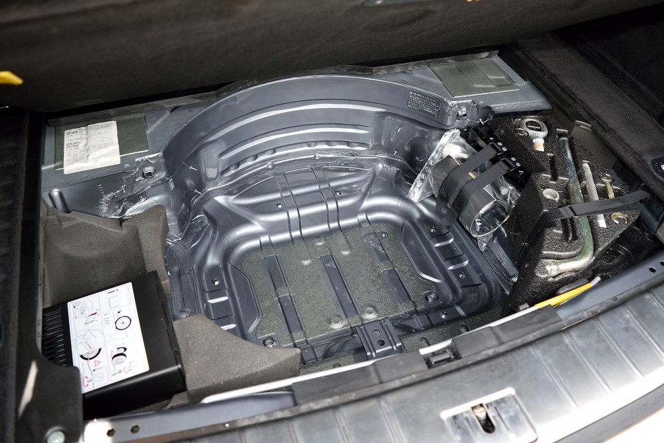 トランク下もご覧の通り。初めて開けたかのような、手付かずの状態です。スペアタイヤでは無く、パンク修理キットが付属します。