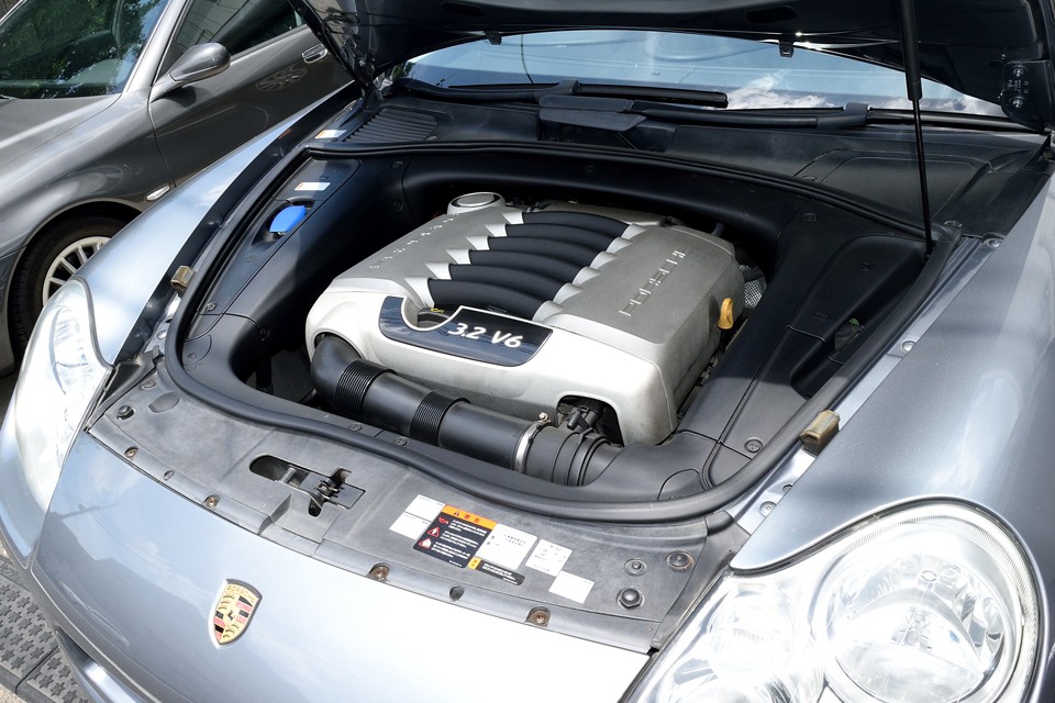 V6、24バルブ、3.2Lエンジンは、最高出力250ps(184kW)/6000rpm、最大トルク31.6kg・m(310N・m)/2500～5500rpmを発生！2325kgの車体を軽々と引っ張るトルクフルなエンジン！