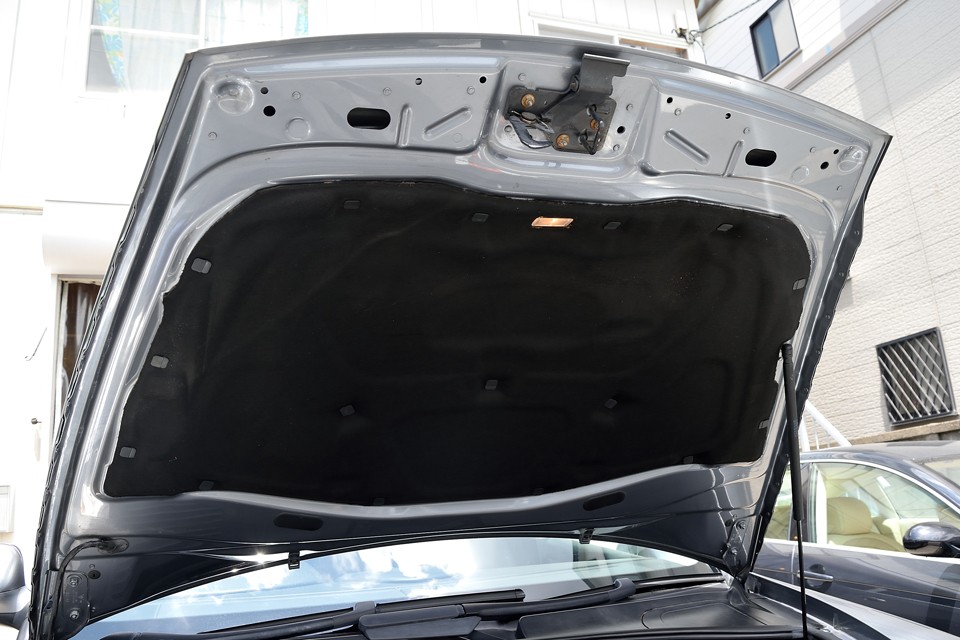 エンジンフードがこれまた、なんでこんなにキレイなの？！っていうくらいキレイ。普通、オイルや色んな物が跳ねて汚れるものですが・・・一切そういう事が無かったということなんですね。