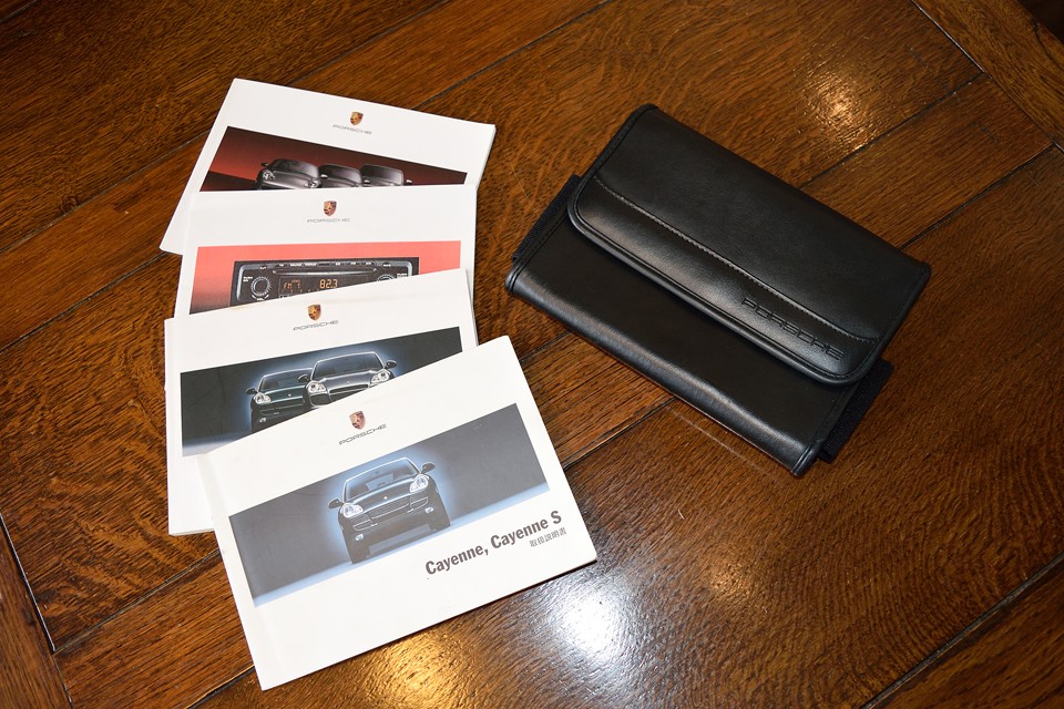 ご覧のポルシェ純正書類入れ、取説、記録簿、オーディオ取説、ディーラーネットワークが付属します。