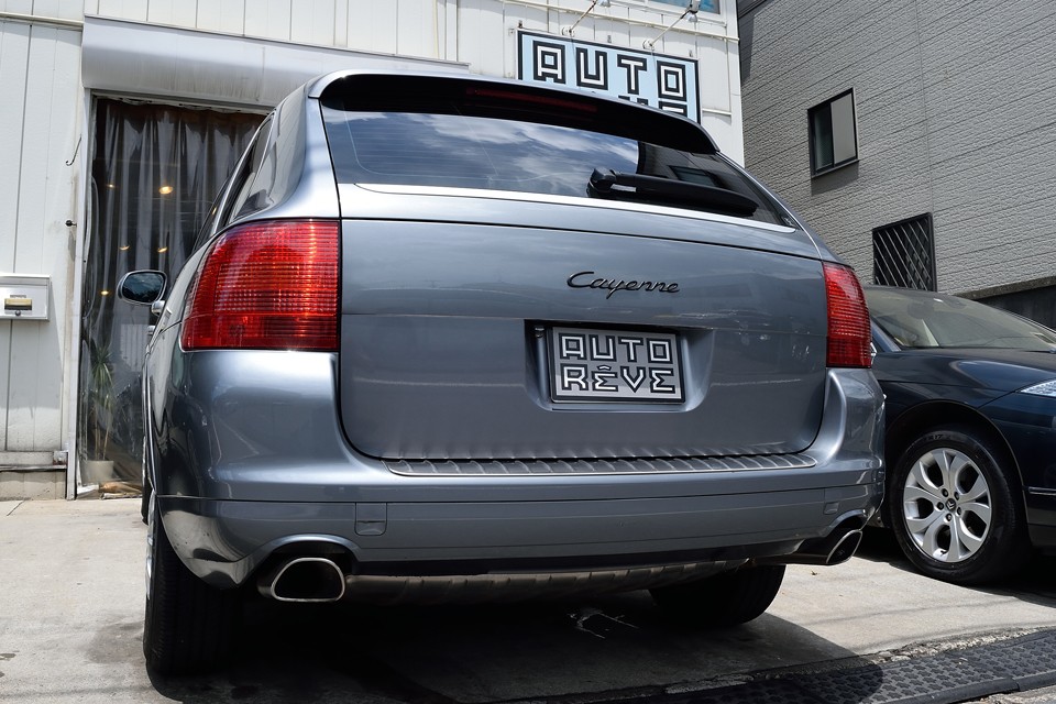 これは、過去に乗ったマニュアルポルシェと同様に、変に大きな遊びで鈍い感じも無いし、かと言って、遊びのない神経質な感じも無いし・・・絶妙な「遊び」を介した、感覚にピッタリと寄り添う感じ・・・これはまさしく「ポルシェ」ではないかと・・・。