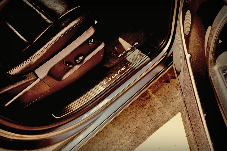 「ポルシェ」というビッグネームである以上、どんなカテゴリーでも最高性能を求めるという使命で、カイエン・ターボが存在するのは理解出来るのですが、むしろ、この何の変哲も無いMT車の存在が、不思議だったのですが・・・。