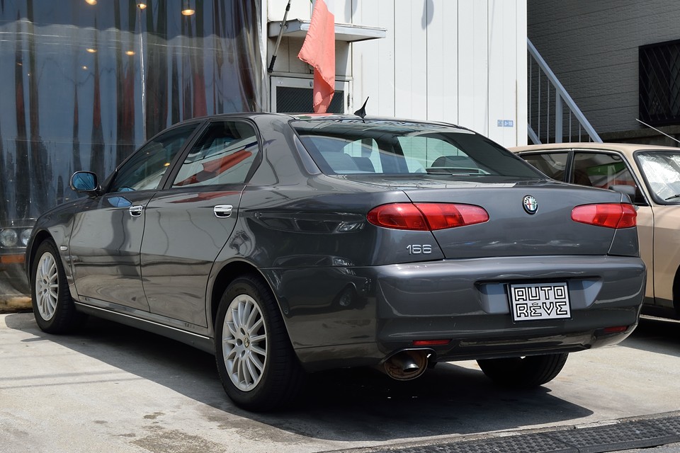 しかも左ハンドルの6MT！信頼性はもちろん、これだけのパワーを自由に操れる喜びは格別！アルファロメオの辞書に「退屈」と言う言葉はないのです！