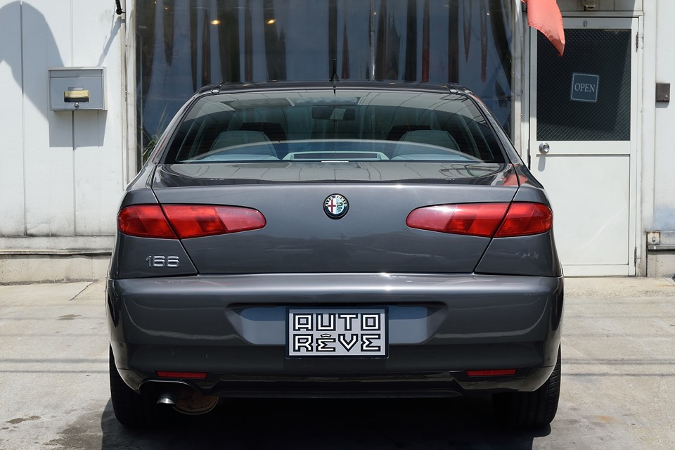 フラッグシップモデルらしい重厚なリアデザイン・・・とは程遠く？！華奢なデザインにも見えてしまうリアセクションですが、それが返って、普通じゃない感を醸し出しているのではないかと・・・好きになったらたまらないヤツですね。