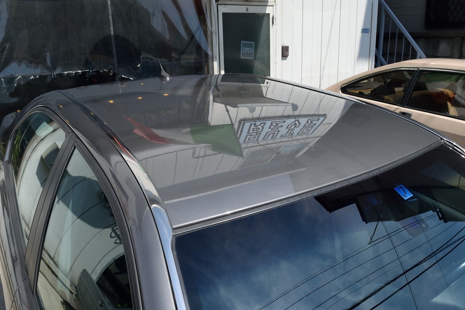 一番劣化しやすいルーフの塗装もご覧の通り！ルーフ両端のメッキモールもピカッ！