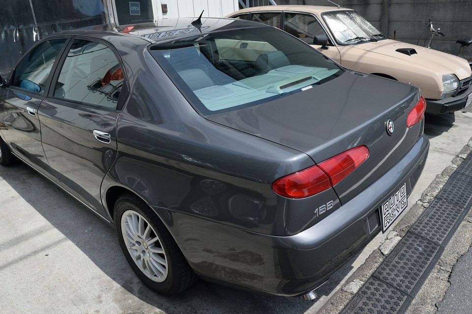 両サイドのエグレ面？が印象的な166ですが、こうして良く見ると、他の部分もかなり繊細な曲面で構成されているのが分かります。