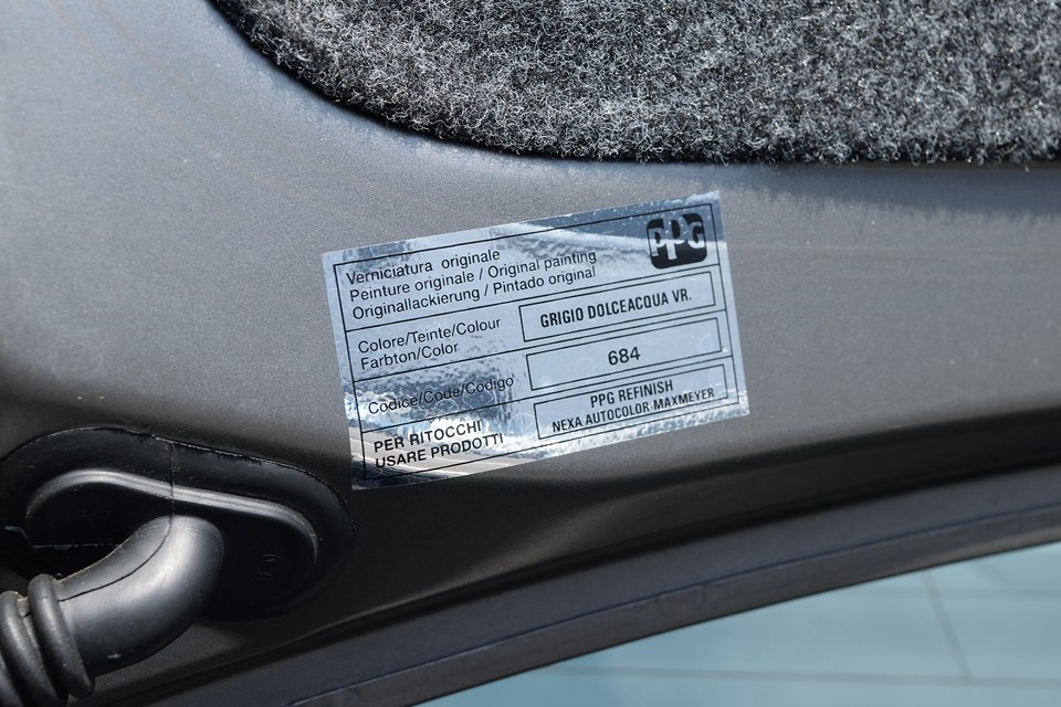 ボディカラーは「GRIGIO DOLCEACQUA」と呼ばれるダークシルバー。ボディの曲面を美しく見せるてくれるし、汚れもほとんど目立たないお手入れの楽なカラーです。