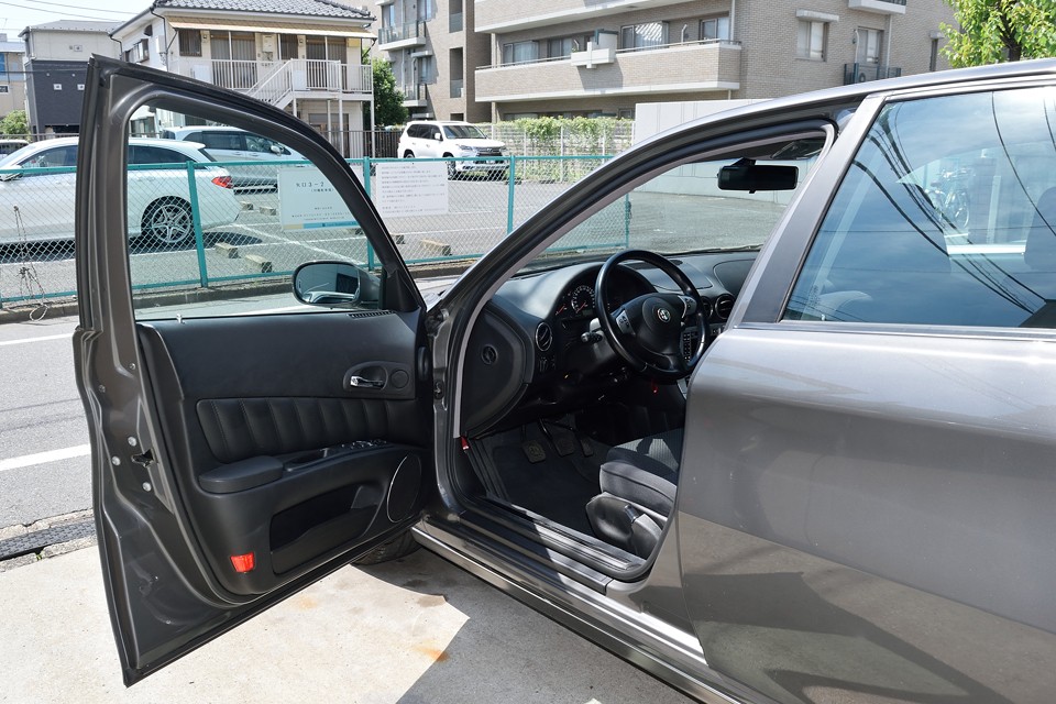 フラッグシップモデルですが、そこはアルファですから、豪華というよりスパルタンな印象のインテリアです。それではご覧くださいませぇ。