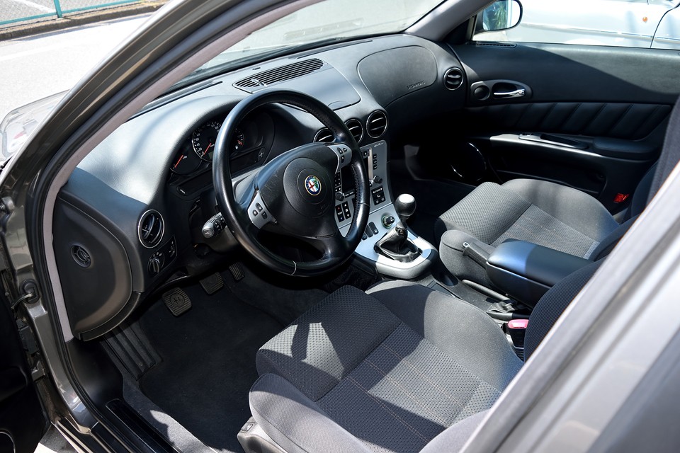 アルファ伝統の、すべてはドライバーのために！と言わんばかりのインパネ周り！走りに過度の装飾は必要ないという徹底した哲学が、むしろ機能的な美しさを造り出していると思います。