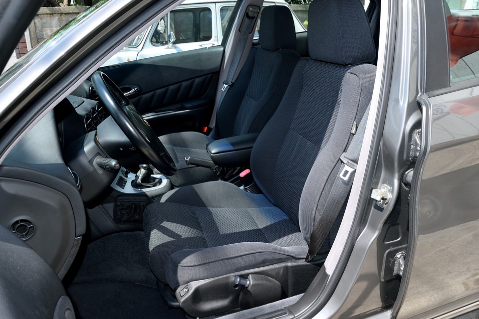 走る！使う！を優先したメッシュ＆モケット地のシート！見た目が豪華な本革インテリアも良いのですが、MT車には、やはりこちらがマッチ！