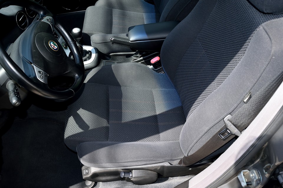 一番使用感の出るドライバーズシートがご覧の状態です。目立つスレ、破れはありません。