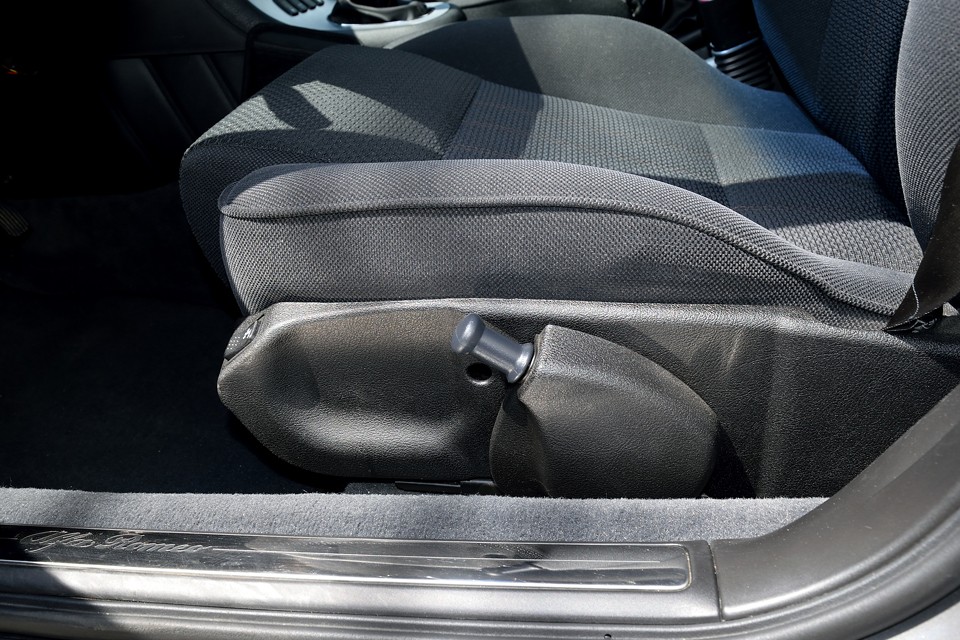 バックレストの角度調整のみ電動で、前後位置、座面の高さ調整は手動です。壊れて調整出来なくなるリスクはほとんど無いかと・・・（苦笑）