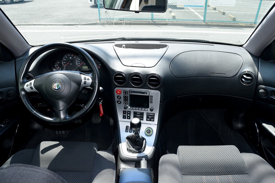 この時代のアルファに共通のシンプルながらもスパルタンで有機的なインテリアデザイン！路面を見る目線を邪魔しないシンプルさに哲学を感じます。