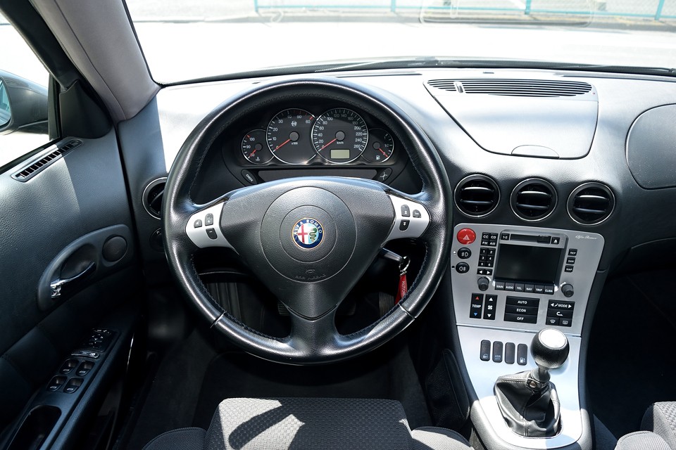 いくらでも豪華な造りは出来るはずなのに、路面、メーター、センターコンソールの3点だけに自然に視線が行くようデザインされています。アルファですね。