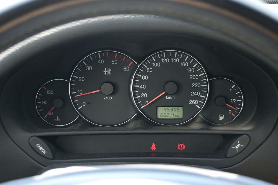 実走行4.5万km！気になるタイミングベルトは前述の通り、平成30年7月、4.3万km時の車検取得と同時に交換済！当然、車検は平成32年7月までと、前代未聞の長さ！車検満了までは重量税も自賠責保険料も必要ないので、長ければ長いほど、お得なのです！