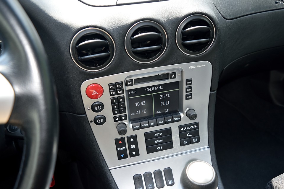 とても分かりやすくレイアウトされたセンターのコントロールユニット。但し、並行輸入車のため、使用出来る機能は限られているようです。本国マニュアルも付属しますので、操作方法は参照いただけます。