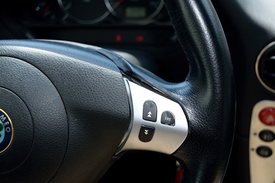 インテリアで気になると言えば、他のアルファロメオ同様、この型のハンドルは筐体が画像のように劣化で反ってしまいます。操作にもちろん支障はありません。