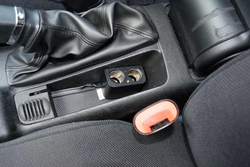 インパネ裏から電源取りした2口シガーソケットを増設済！スマホの充電やポータブルナビ等も直ぐに使えます！