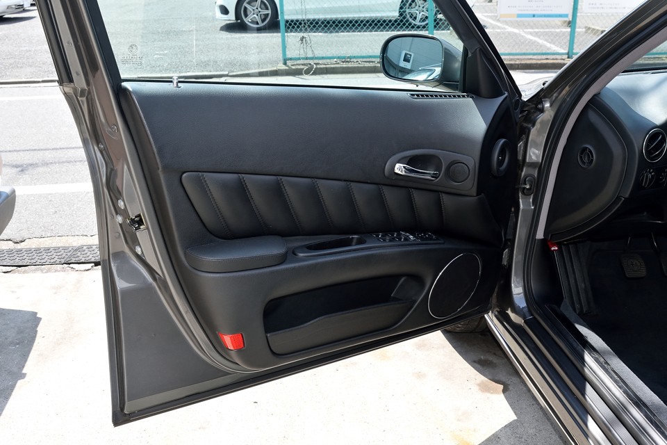 かなり複雑な3次曲面で造られた有機的な内張り。でも不思議とゴチャゴチャした印象がないのは、やはりデザインの成せる技なのでしょう。