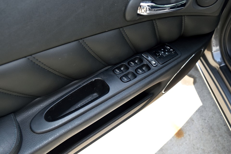 スイッチパネルが例のベタベタ素材でしたので、除去し、現在はサラサラ状態になりました。但し、ドアロックボタンだけはアイコンがあるので除去するわけにもいかず、結果、剥げた状態です。