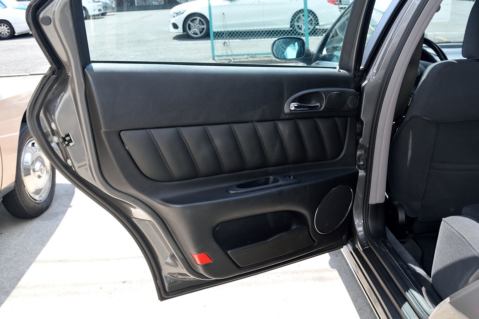 シート同様、リアドア内張りはほとんど使用感を感じません。気持ち良くお乗りいただけると思います。