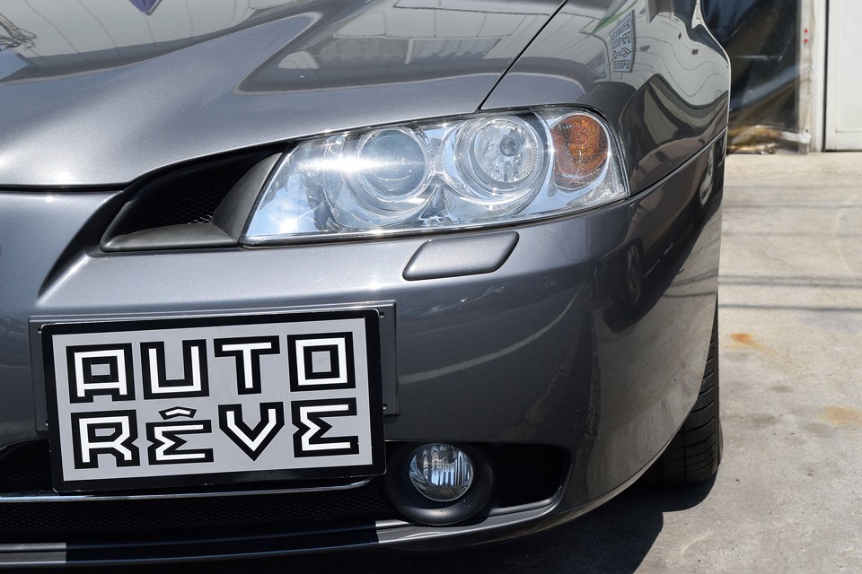 経年で白く劣化してしまうヘッドライトもご覧の通りクリアーな状態です。アルファって楯型のグリルとヘッドライトが表情の要ですから、クリアーなのは大事！