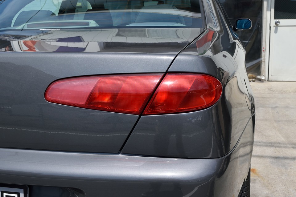 156が発表された当時、「宝石のよう」と言われたリアレンズ。この166も同じく「宝石のような」印象と同時に、生き物の視線にも似た独特の雰囲気を感じさせます。