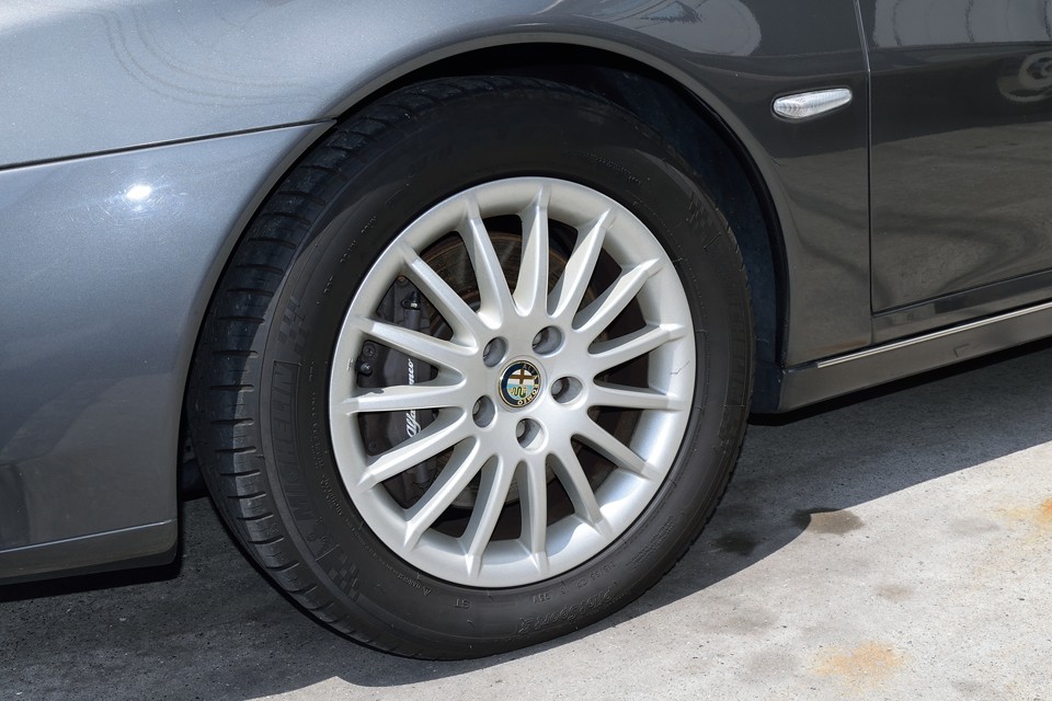 純正のフィンタイプのアルミホイールに目立つキズはありません。フィンの間からチラッと見えるキャリパーのロゴが静かにアピールしていますね。