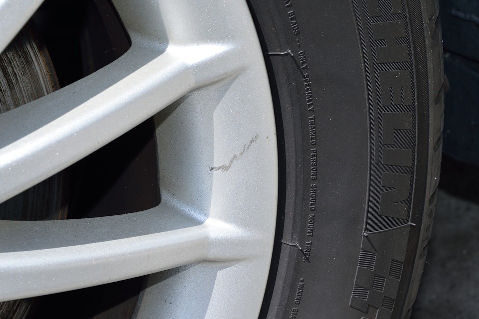 一番目立つホイールのキズがコレです。他の3本はほぼ無傷の状態です。