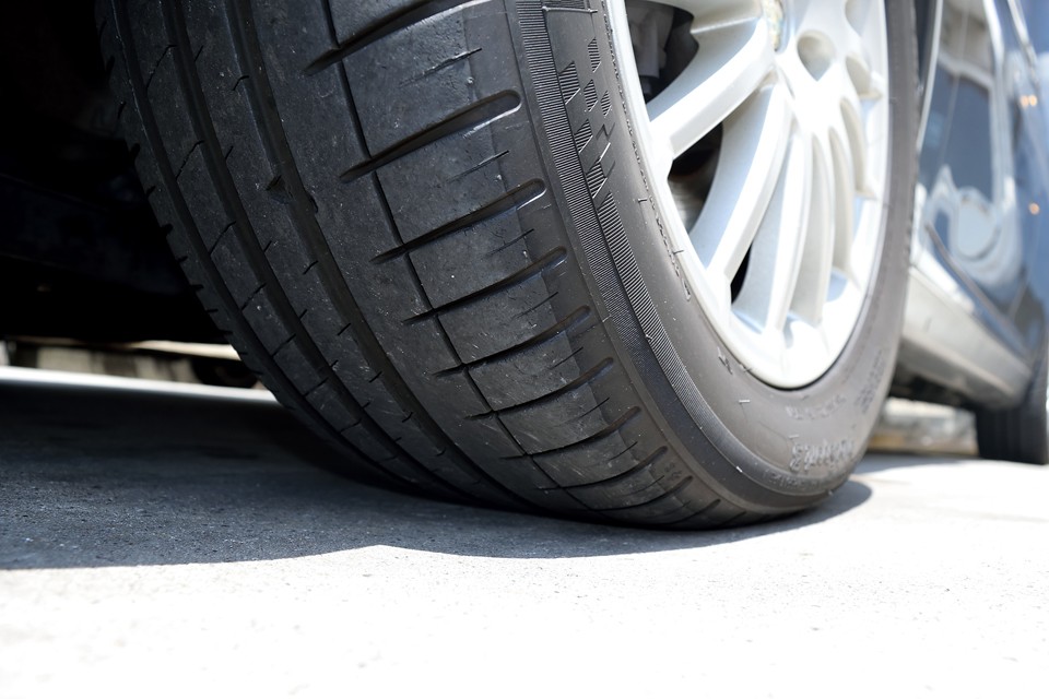 タイヤはミシュランのPILOT SPORTS3、サイズは215/55R16。残溝は6～7分山というところでしょうか。当分交換の必要は無さそうです。