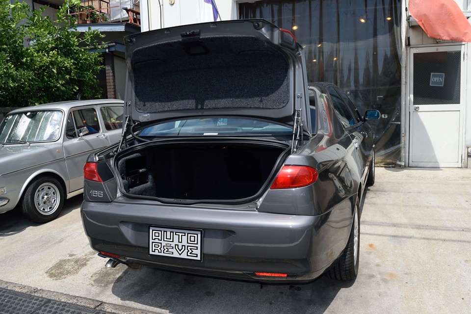 トランクは開口部が少し狭いですが、奥行きがあるので容量は十分にあります。トランクリッドは巧みなリンクで開閉時に後側へ迫り出さないようになっています。