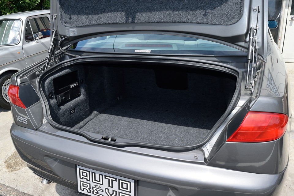 手が届かないほどの奥行がありますので容量不足を感じる事は無いと思います。後席中央にはホールがありますので長物の積載もOK！