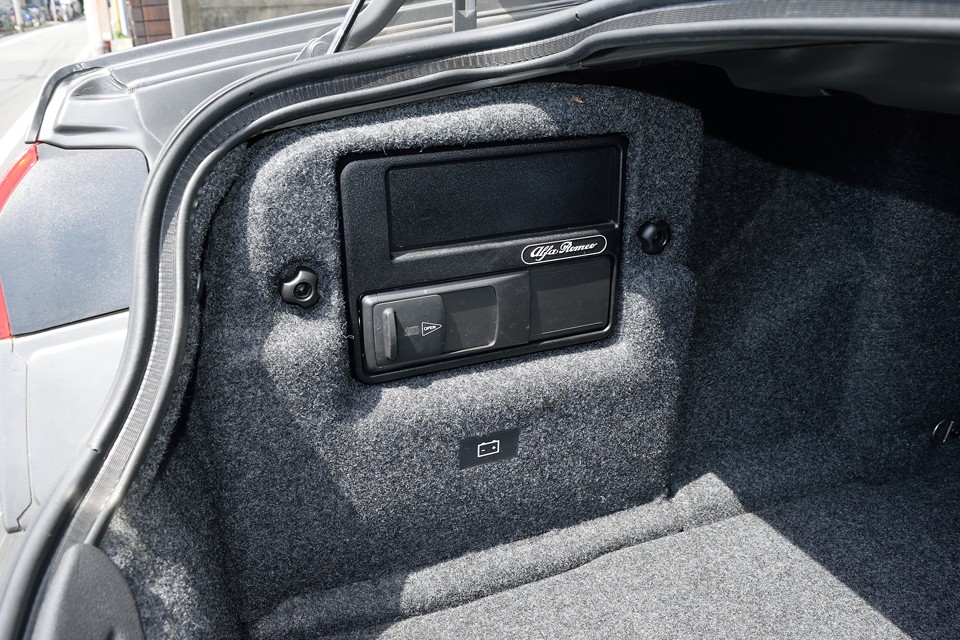 トランクのこの部分にCDチェンジャーを装備。その下にバッテリーがありますので、交換は容易ですね。