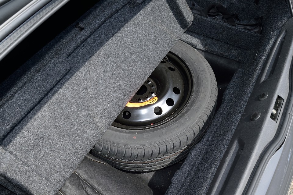 トランク床下にスペアタイヤ。使用した形跡は無いようです。