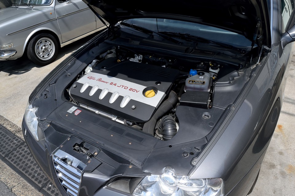 ランチアテージスにも搭載されたディーゼルエンジンは、それまでの175psから、2007年のMultijetと呼ばれる最終進化型は185psへとパワーアップ！