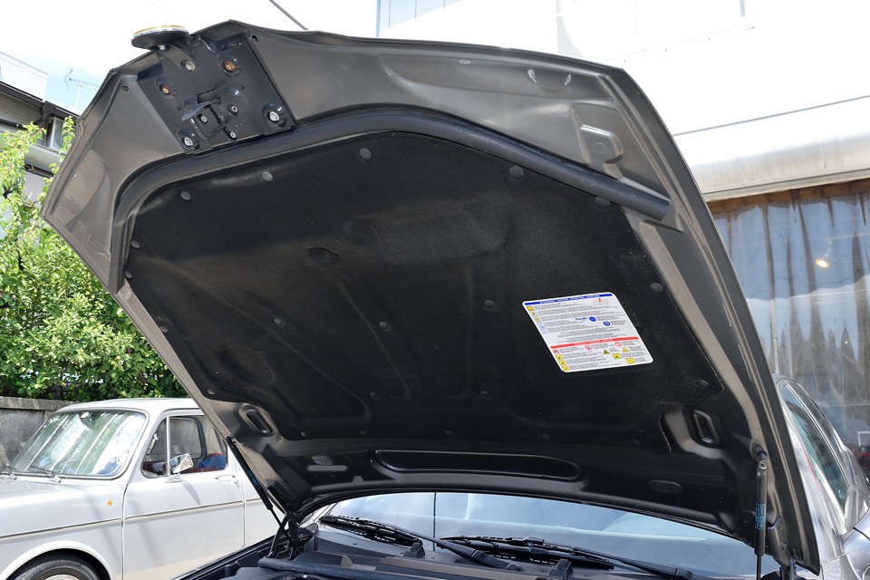 ボンネット裏もご覧の通り！ここがキレイだとエンジンからオイルやLLCの飛散が無いということなので、ご安心いただけるかと。