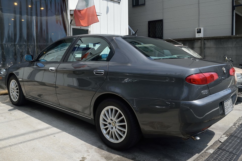 いや、これをビッグツアラーなんて一言で片付けてしまうのは、あまりにも勿体ない！ボディサイズとは裏腹の、操る喜びに溢れたクルマなのです！