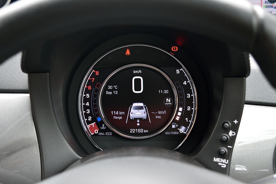 「TFTメータークラスター」と呼ばれる液晶メーターは見やすい上に、様々なインフォメーションを表示してくれるスグレもの！走行距離はご覧の通り2.2万km！状態が良いのも納得なのです！