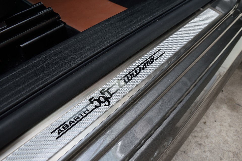 スペシャルなクルマにはスペシャルな演出も必要なのです！カーボン調のステッププレートにあしらわれた車名ロゴ！