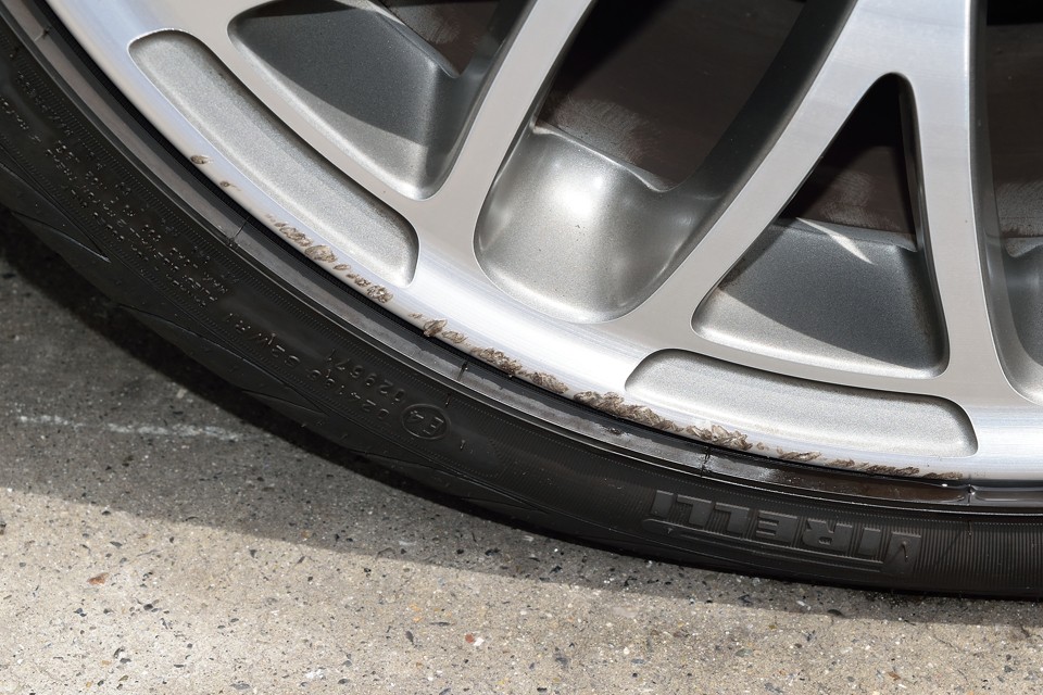 残念ながらホイールにはいくつかガリキズがあります。偏平率の高いタイヤの宿命でしょうか・・・一番目立つキズがコレ。タッチアップ塗装で目立たなくはなりそうですが、気になると言えば気になりますね。