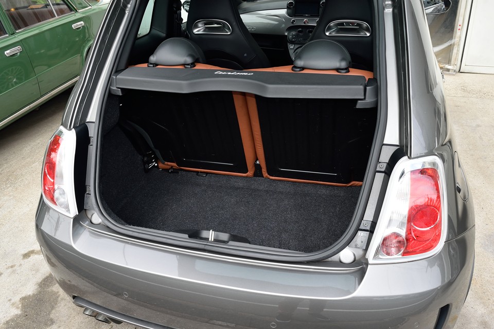 日常使用なら十分な広さだと思います。リアシートもたためますので、いざという時には、かなりのスペースに！