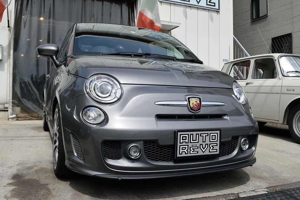 非日常的とも言える初代アバルト595の過激なチューニングと同様、モンスター級のスペックを誇るこの595！更に驚くのは、日常の足として使えるほどの柔軟さを備えている事・・・。