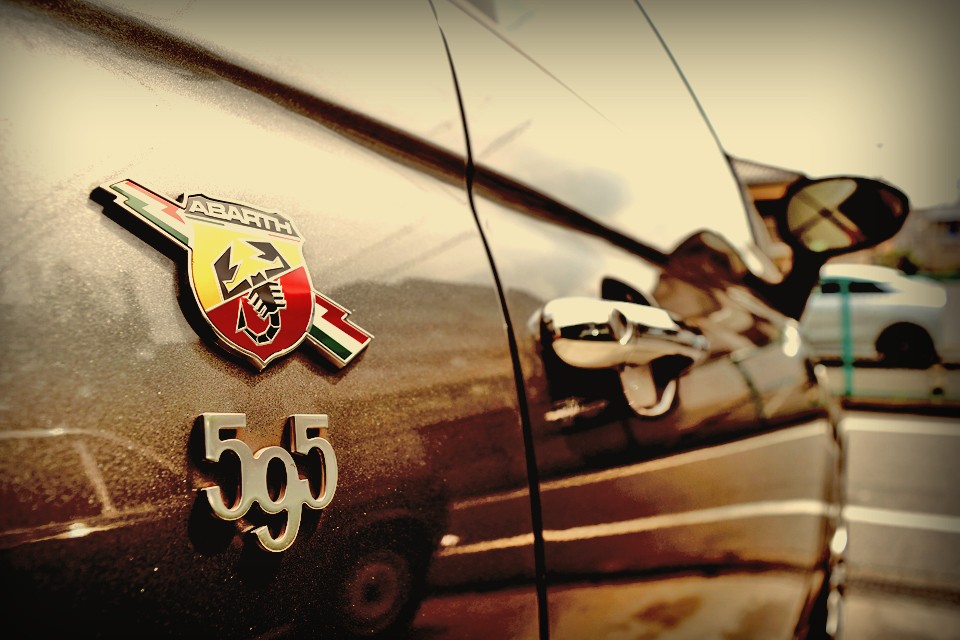 極太のハンドルを握った時、路面状況だけではなく、クルマ全体の情報すべてが瞬時に手に取るように伝わってくるダイレクト感・・・。