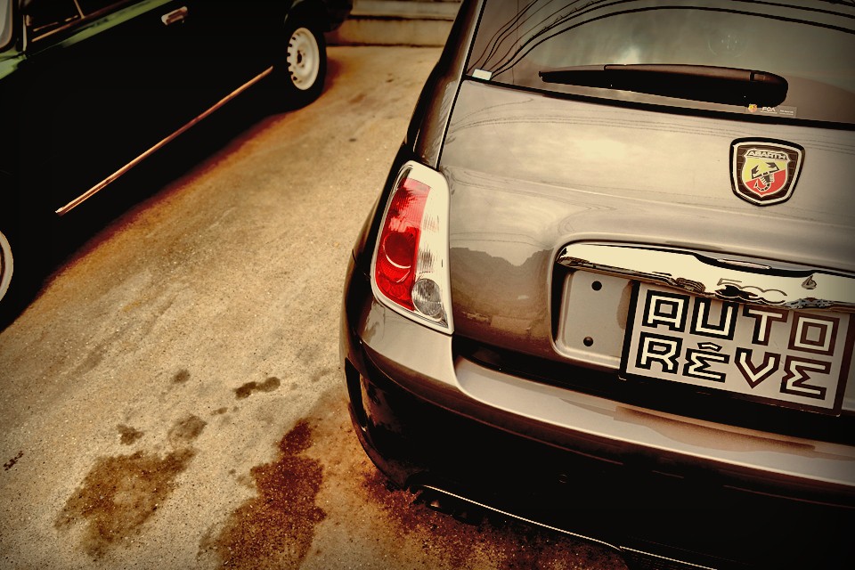 その一方で、会話をするのも困難な初代595に比べ、お気に入りの音楽や同乗者との会話を楽しみ、流れる景色も楽しめるこの595・・・。