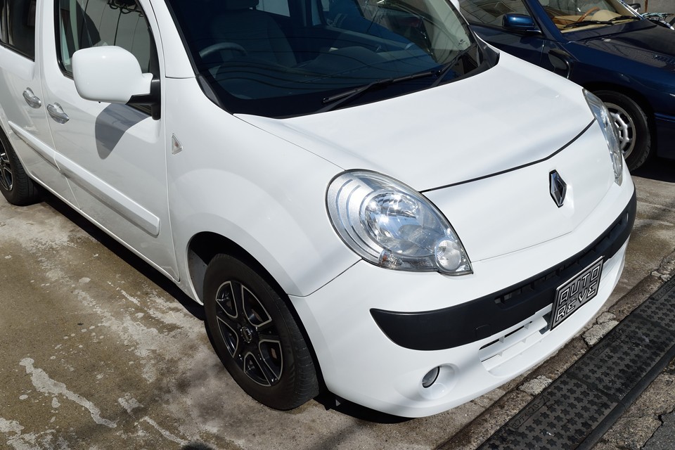 白い塗装なので、画像では良くお判りにならないと思いますが、劣化もなく、ツヤッとした良い状態です。ちなみに、弊社でまだWAXもかけていないのに、この状態です。