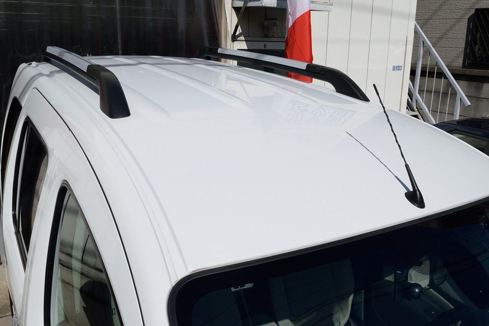 一番劣化しやすいルーフもご覧の通り！背高なので、なかなか洗車やWAX掛けも難しいところですが、この状態です。背景が写り込むほどツヤがあるのがお判りいただけるかと・・・。