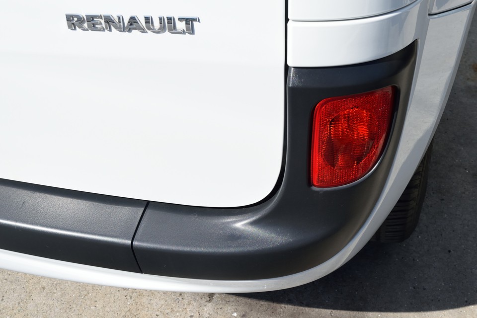 白いボディですから、尚更、この黒い樹脂部のコントラストは重要なのです！この状態でしたら◎ですよね。