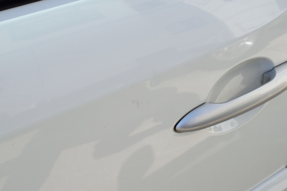 とても状態の良い個体ではありますが、唯一、外装で気になるキズがコレ。画像では写らない程度ではありますが、助手席ドアに極小のキズ、凹みがあります。え？判らない？つまり、その程度のキズということです。